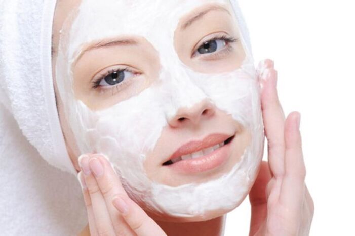 Applying a mask to rejuvenate facial skin at home