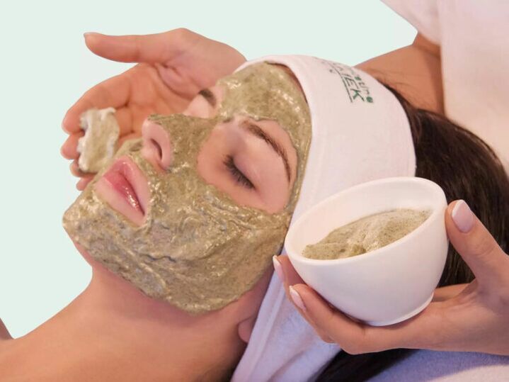 Smoothing anti-wrinkle herbal mask based on parsley